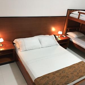 Habitación Familiar Estándar con 2 Camas Individuales